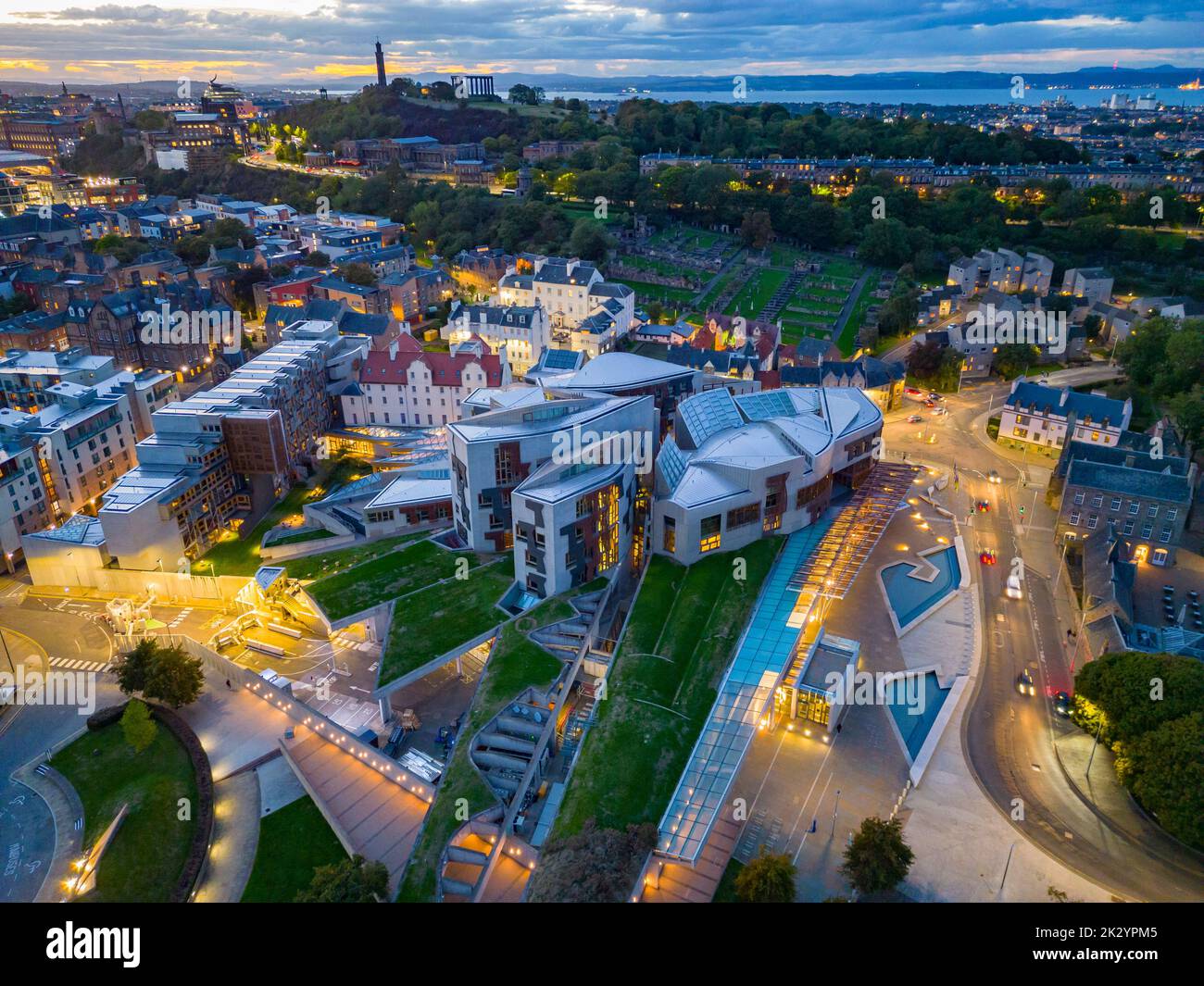 Vista aerea di notte del Parlamento scozzese a Holyrood, Edimburgo, Scozia, Regno Unito Foto Stock