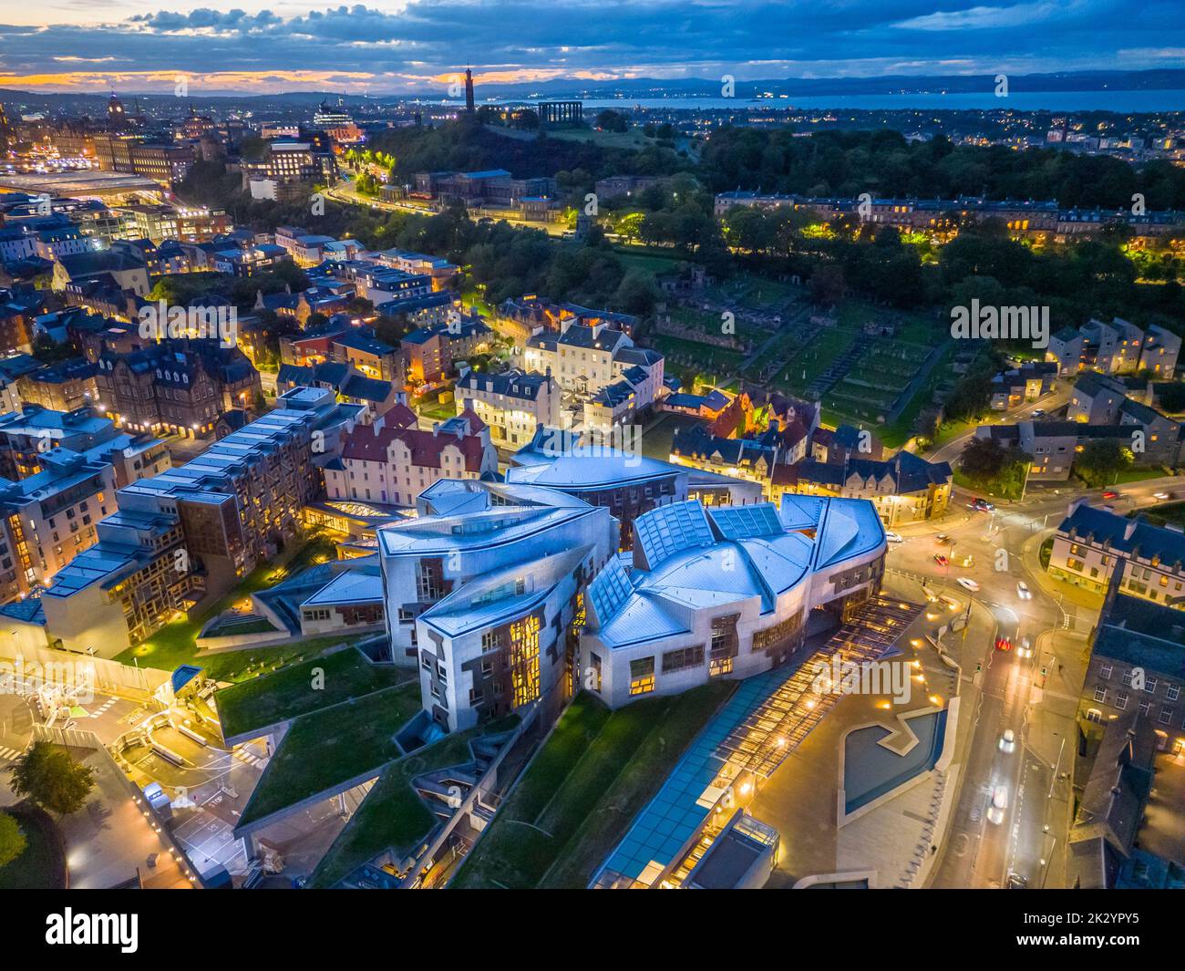 Vista aerea di notte del Parlamento scozzese a Holyrood, Edimburgo, Scozia, Regno Unito Foto Stock