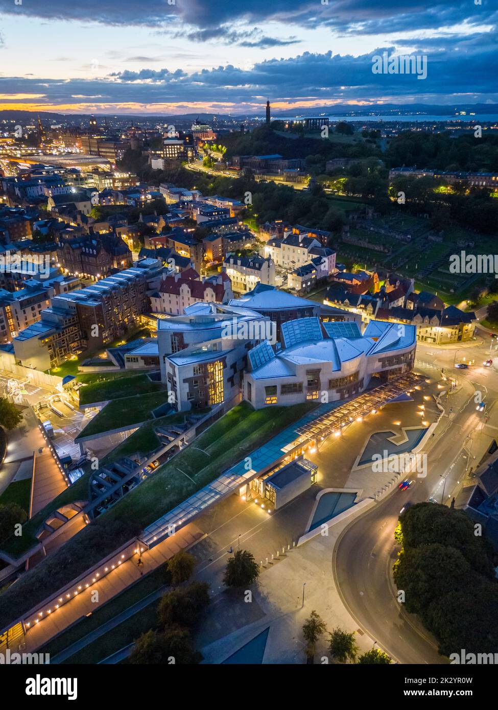 Vista aerea di notte del Parlamento scozzese a Holyrood, Edimburgo, Scozia, Regno Unito Foto Stock