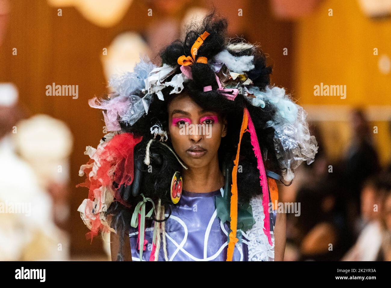 Modello Nasiba Abdi, modellante sulla passerella per il VIN+OMI 'Opinions' show per la London Fashion Week 2022. Materiali riciclati. Moda sostenibile. Foto Stock