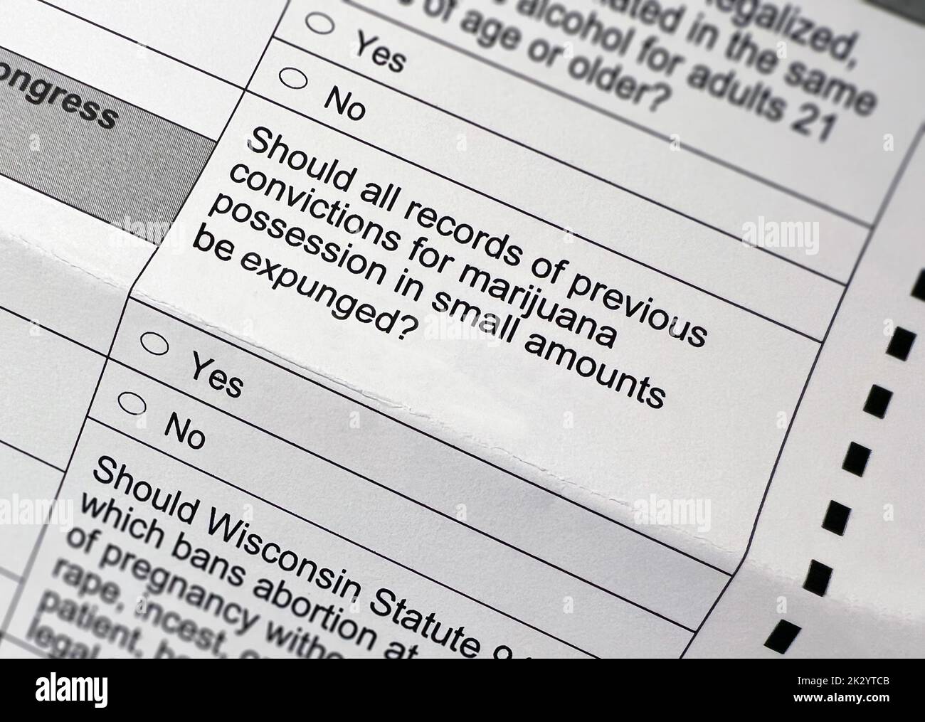 Madison, Wisconsin / USA - Settembre 23 2022: Una misura di voto del Wisconsin non marcata 2022 che propone di espellere i record di arresto per le condanne di marijuana piccola voto scrutinio. Foto Stock