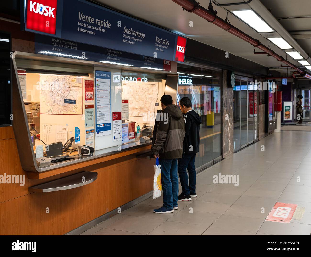 Centro storico di Bruxelles, Regione capitale di Bruxelles, Belgio, 09 11 2022 - biglietteria della compagnia di trasporti pubblici ciy Foto Stock