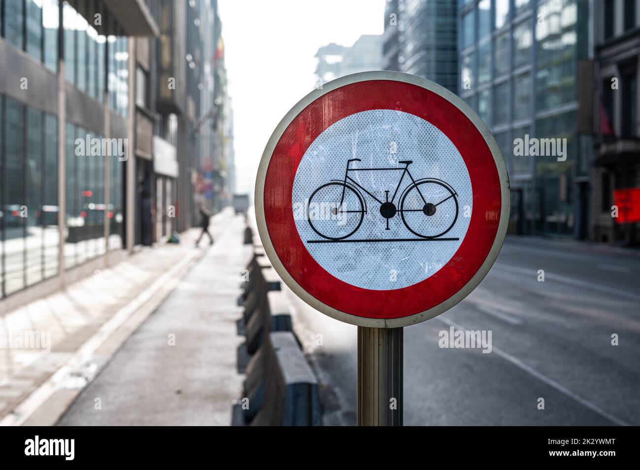 Centro storico di Bruxelles, Regione capitale di Bruxelles, Belgio, 09 11 2022 - cartello stradale vietato ai ciclisti in Rue de la Loi Foto Stock