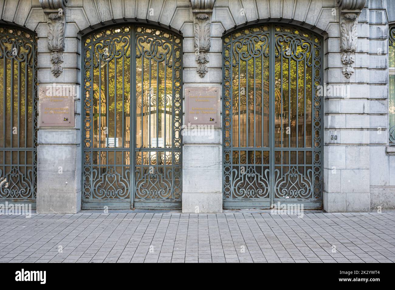 Centro storico di Bruxelles, Regione capitale di Bruxelles, Belgio, 09 11 2022 - Porte antiche del servizio governativo per la finanza e la tesoreria Foto Stock