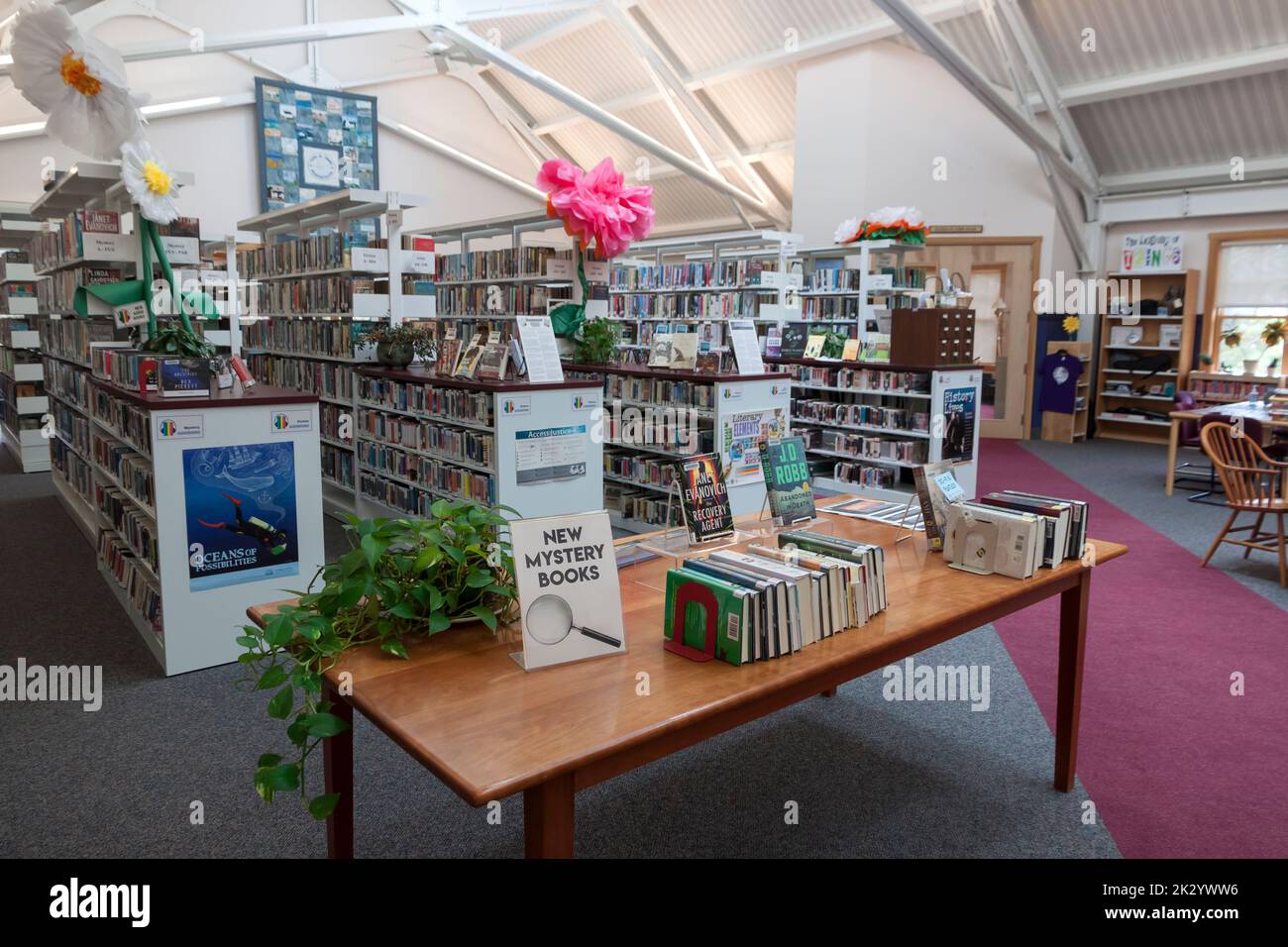 Nuovi libri di mistero in mostra nella biblioteca pubblica di Truro a Cape Cod in Massachusetts, Stati Uniti. Foto Stock