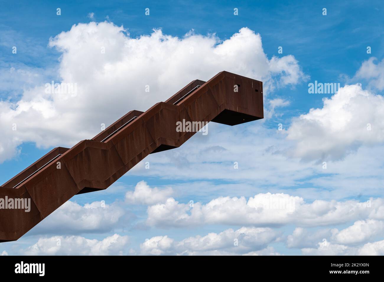 Tielt-Winge, Brabante Fiammingo, Belgio, 08 22 2022 - scale di osservazione e torre contro il cielo blu Foto Stock