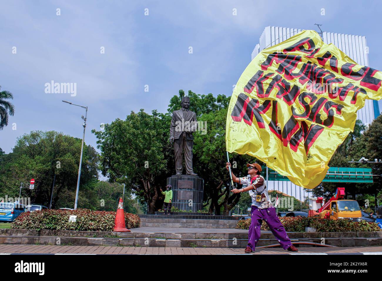 Giacarta, Indonesia. 23rd Set, 2022. Un attivista sventola una bandiera durante la manifestazione. Gli attivisti ambientali hanno organizzato campagne di azione contro la crisi climatica per creare consapevolezza ambientale e la minaccia di danni ambientali. Credit: SOPA Images Limited/Alamy Live News Foto Stock