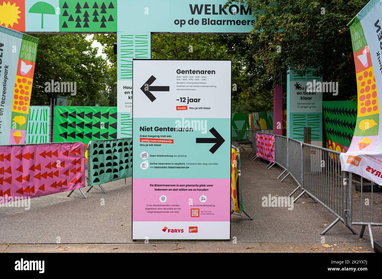 Gand, Fiandre Orientali, Belgio 08 06 2022 - segnale per i visitatori all'ingresso del parco ricreativo con le regole di ingresso e prenotazione per la gente del posto e. Foto Stock