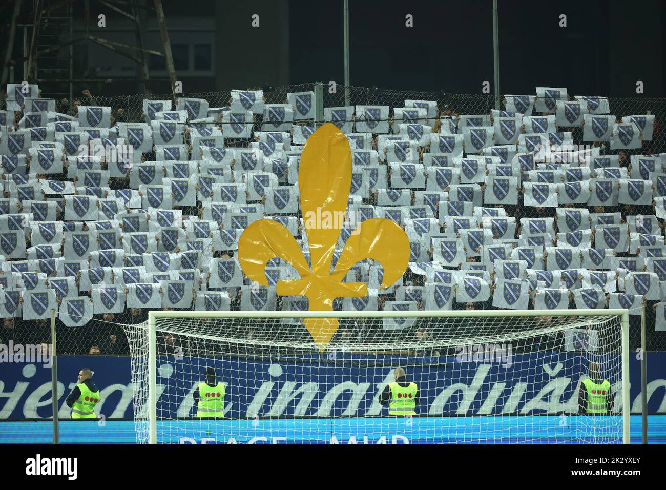 Tifosi durante il turno 5 della UEFA Nations League tra Bosnia-Erzegovina e Montenegro allo stadio Bilino Polje, a Zenica, il 23 settembre 2022. Foto: Armin Durgut/PIXSELL Foto Stock