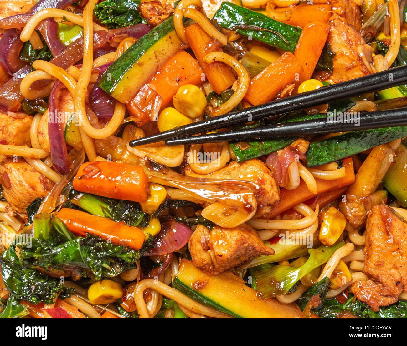 il pollo si friggerà in primo piano con le bacchette Foto Stock