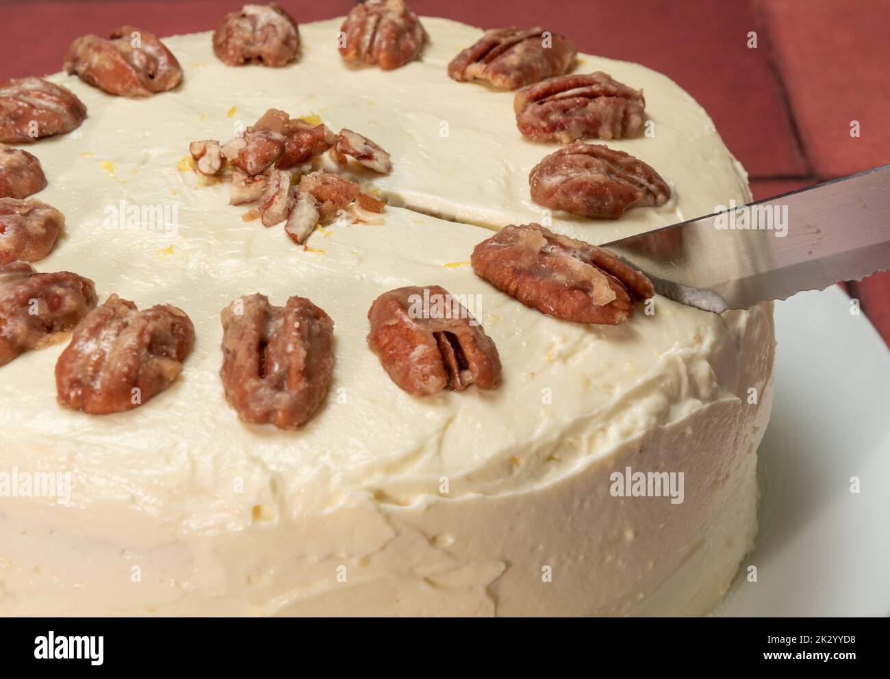 Torta di carote in fase di taglio Foto Stock