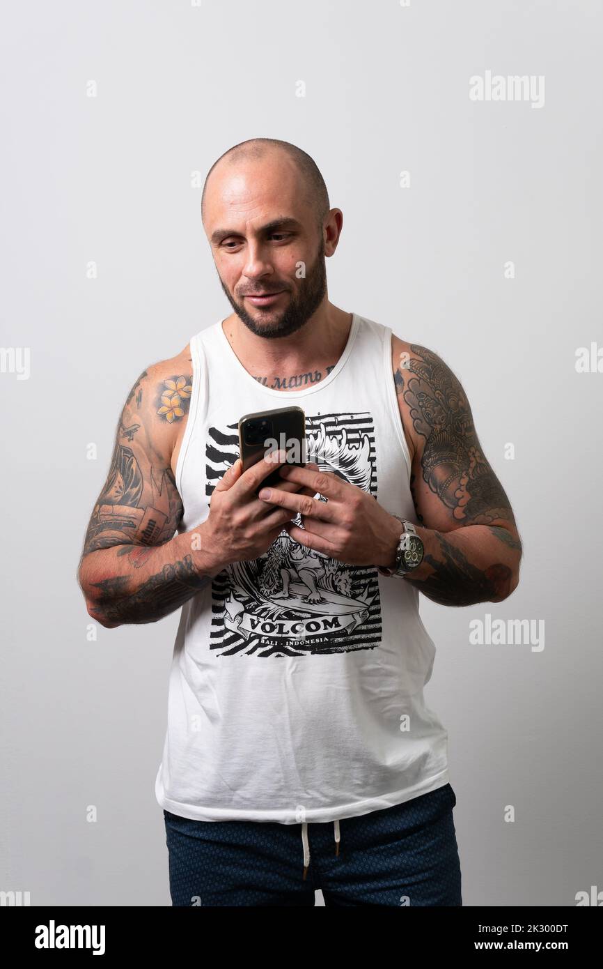 Telefono moda casual bianco giovane ragazzo bianco stile di vita vuoto tatuaggio, concept tshirt da abbigliamento e barba, scritta in cotone. Acquista i migliori adulti, Foto Stock