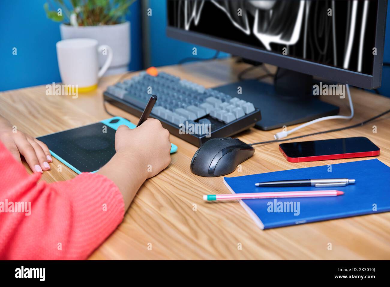 Primo piano delle mani dei designer con il disegno dello stilo sul tablet grafico Foto Stock