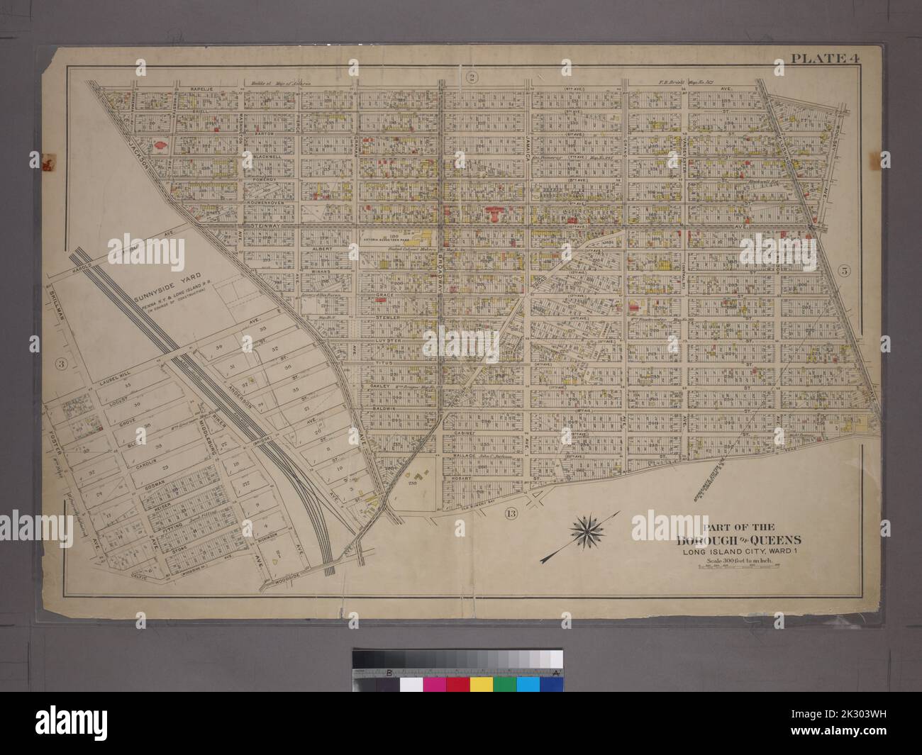 Cartografica, Mappe, carte catastali. 1909. Lionel Pincus e la Principessa Firyal Map Division. Queens (New York, N.Y.), New York (N.Y.), Real Property Plate 4: Bounded by Rapelje Avenue, Woolsey Avenue, Flushing Avenue, Old Bowery Bay Road, Woodside Avenue, Middleburg Avenue, Celtic (Woodside) Avenue, Foster Avenue, Laurel Hill Avenue, Skillman Avenue, Harold Avenue e Jackson Avenue. Parte del comune di Queens, Long Island City, Ward 1. Foto Stock