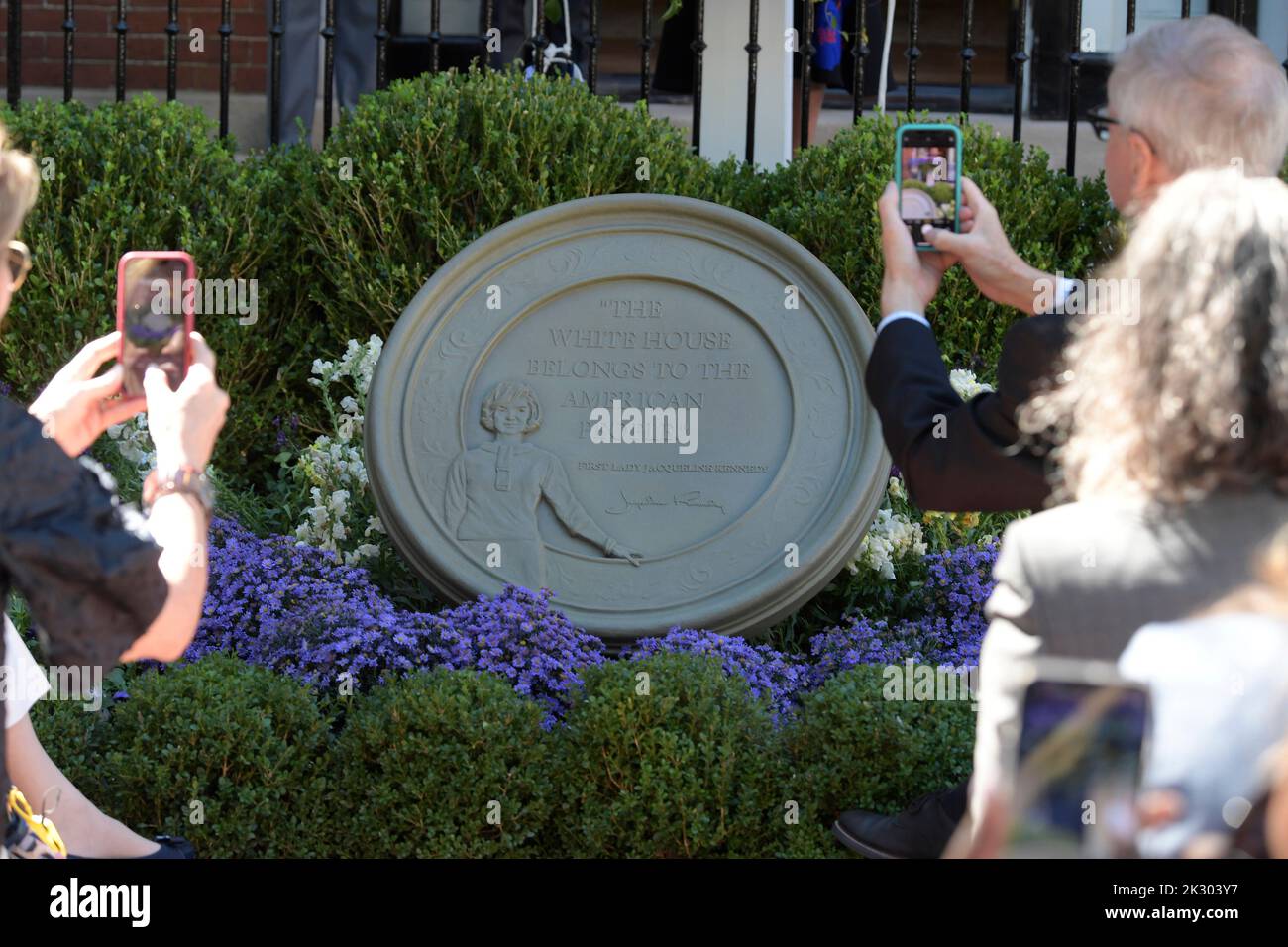 Washington DC, Stati Uniti. 23rd Set, 2022. 23 settembre 2022, Washington, District of Columbia, USA: Un giardino appena installato presenta una nuova scultura per celebrare l'eredità dell'ex First Lady Jacqueline Kennedy nel restaurare la Casa Bianca e nel preservare Lafayette Square.(Credit Image: © Lenin Nolly/ZUMA Press Wire) Credit: ZUMA Press, Inc./Alamy Live News Foto Stock