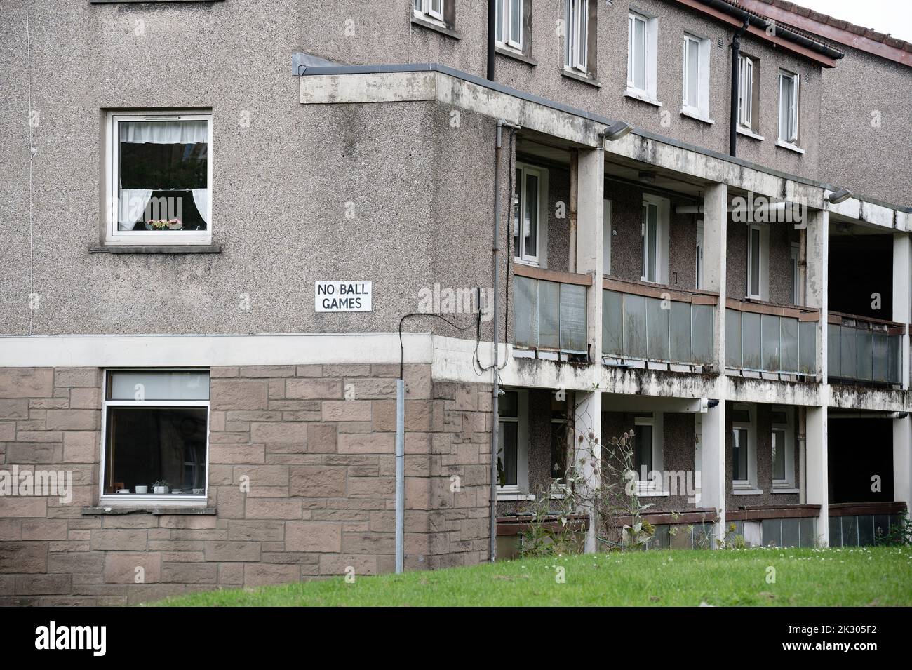 Appartamenti del consiglio in una povera proprietà immobiliare con molte questioni sociali di welfare a Glasgow Foto Stock