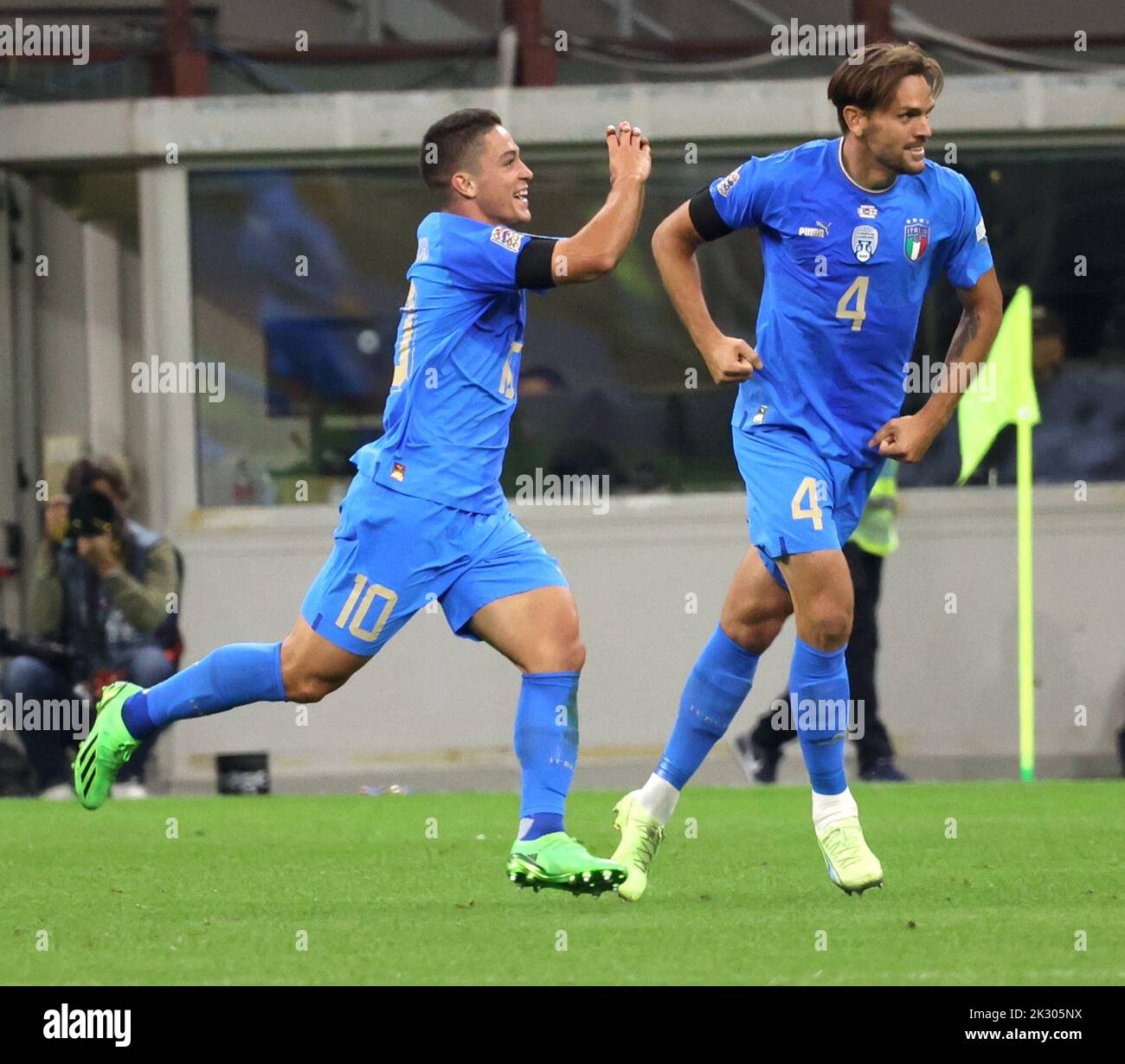 Milano, Italia. 23rd Set, 2022. Giacomo Raspadori festeggia dopo aver segnato 1:0 anni durante la UEFA Nations League 2023 Gruppo A 3 allo stadio di San Siro. L'Italia ha vinto 1:0. Credit: ZUMA Press, Inc./Alamy Live News Foto Stock