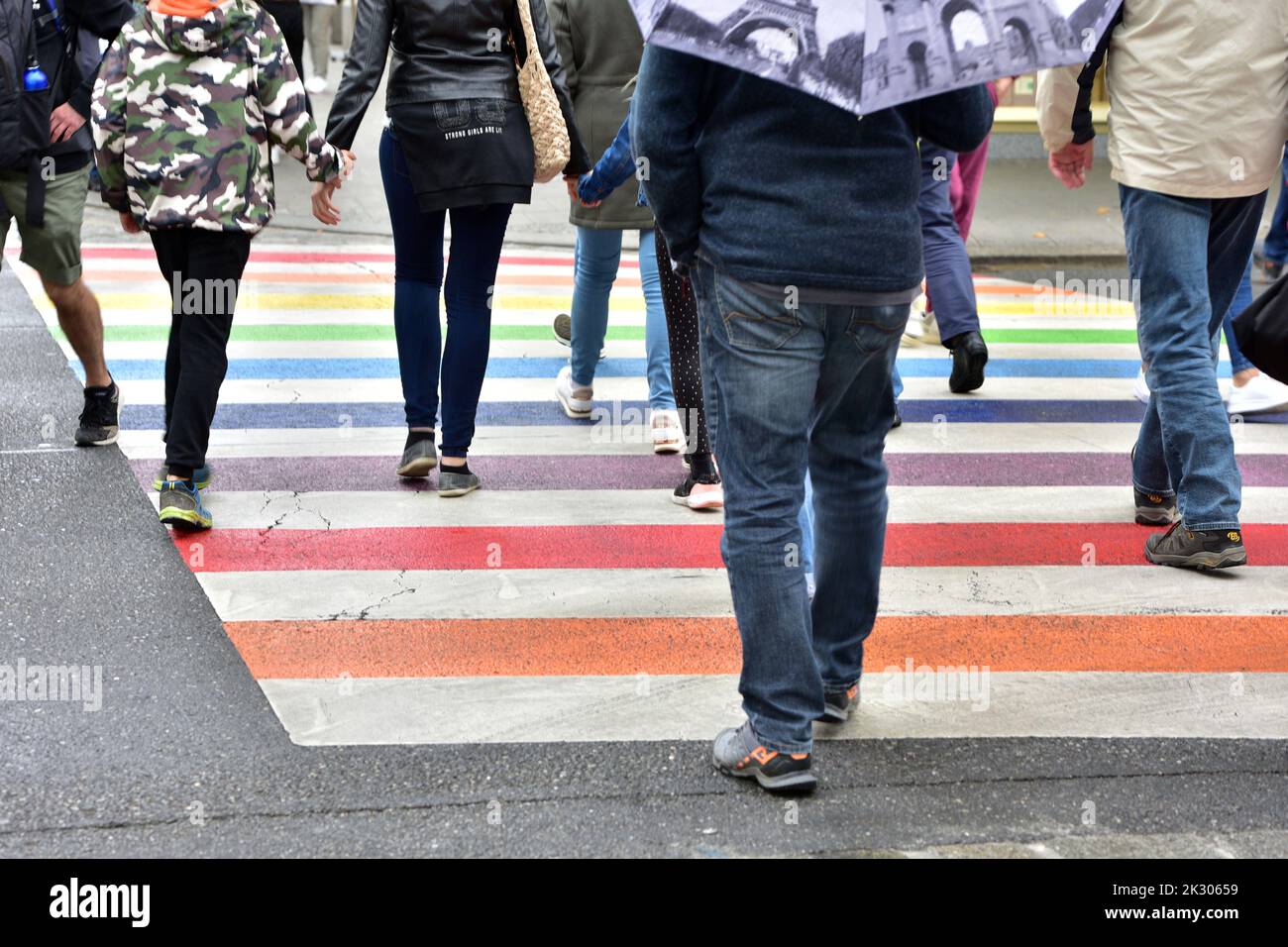Crosswalks in colori arcobaleno nella città di Linz, Austria Foto Stock