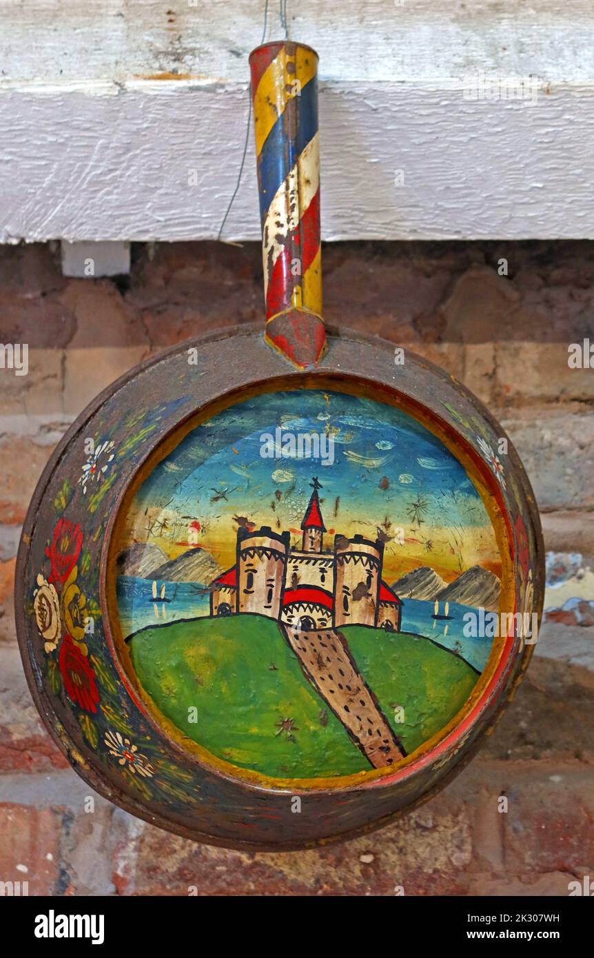 Tradizionale castello dipinto a mano su chiatta canale, tegame, appeso, sul lato di un canale inglese via d'acqua Foto Stock