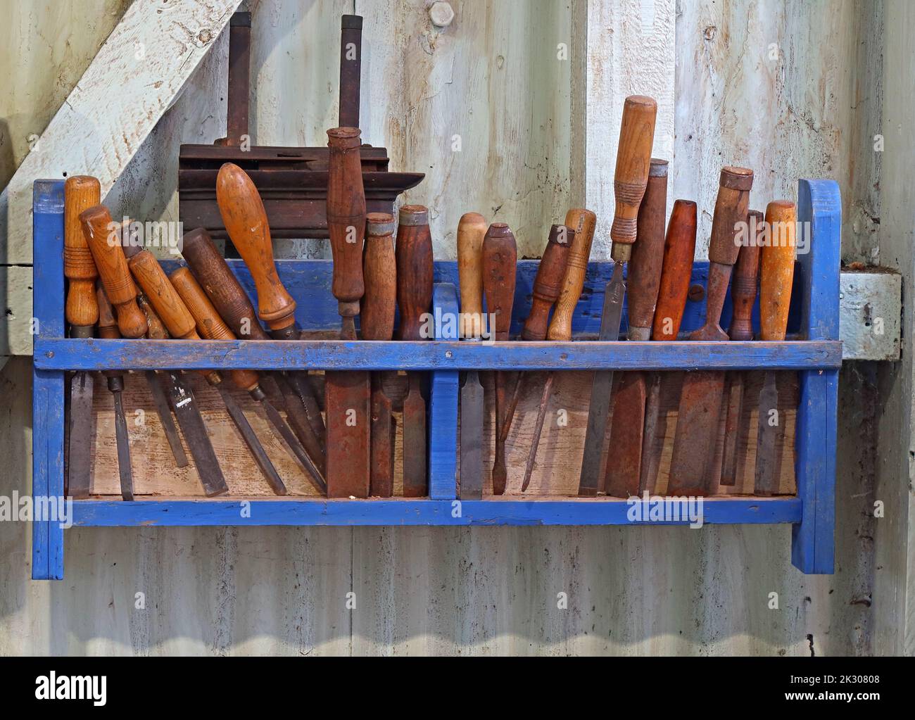 Scaffale di lime e scalpelli per lavori in legno da officina Foto Stock
