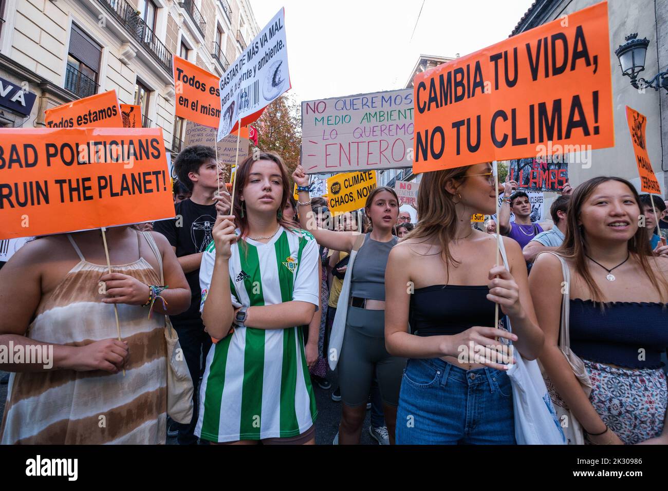 Madrid, Spagna. 23rd Set, 2022. I manifestanti sono in possesso di cartelli che esprimono la loro opinione durante la manifestazione per il clima e chiedono un cambiamento nel sistema energetico. Il rally è stato organizzato da Fridays for Future, un movimento giovanile europeo in difesa del pianeta, che cerca di mettere sotto i riflettori la crisi ambientale. La comunità scientifica ha avvertito da anni che il sistema climatico terrestre si sta riscaldando e che è probabile che sia causato prevalentemente dagli esseri umani. Credit: SOPA Images Limited/Alamy Live News Foto Stock