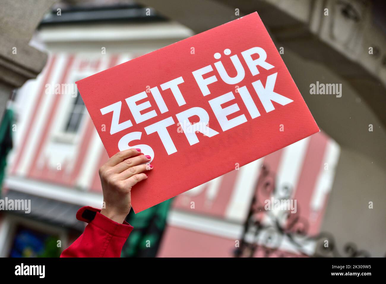 Tempo per il segno di sciopero ad una demo a Linz Foto Stock