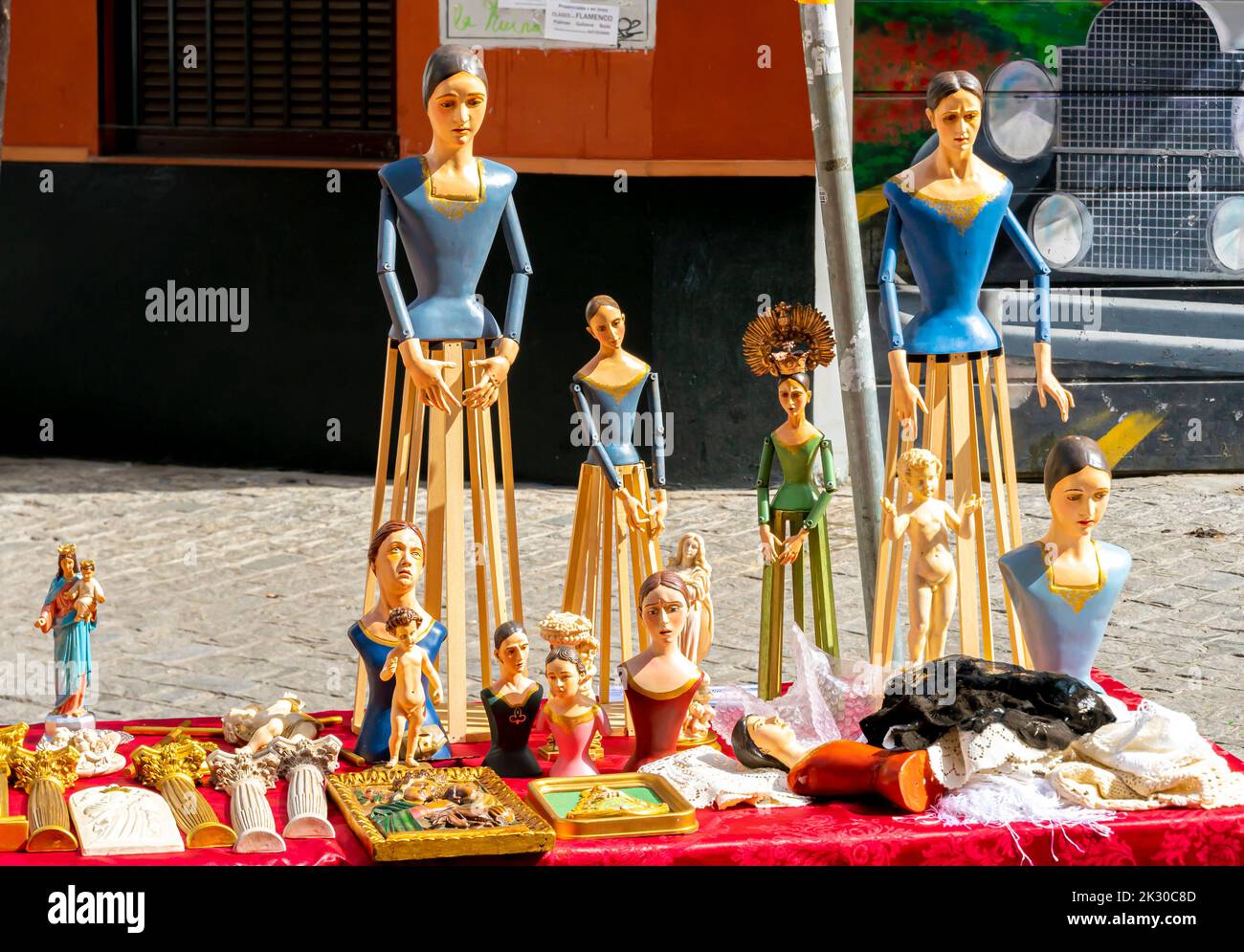 Figurine di bambola devozionale, sculture vendute al marjet delle pulci di giovedì, Mercadillo Histórico 'El jueves', Siviglia, Spagna Foto Stock