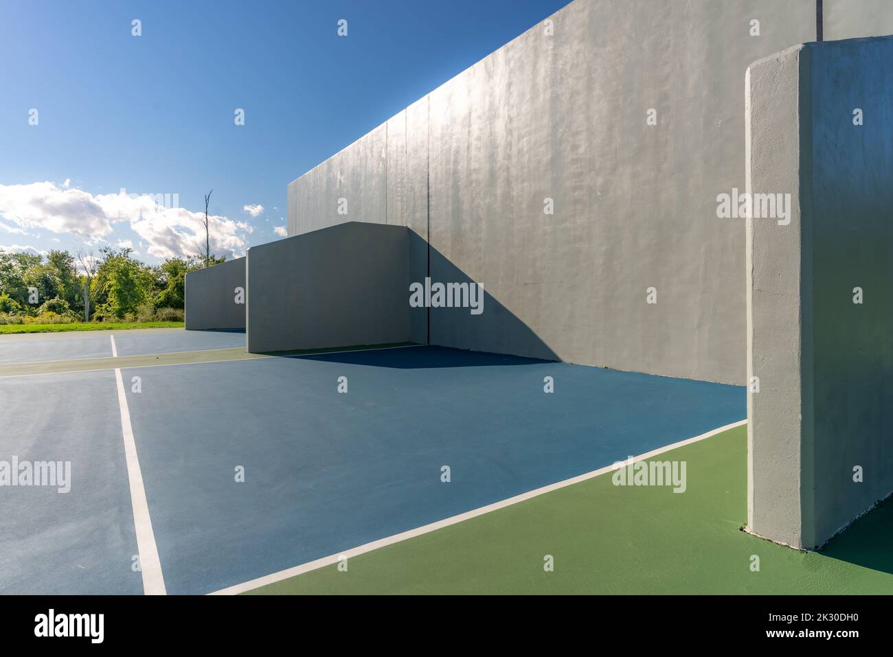 Esempio di campi da pallamano all'aperto con pareti in cemento, situati in un parco o in una scuola. Foto Stock Esempio di campi da pallamano all'aperto con pareti in cemento, situati in un parco o in una scuola. Foto Stock