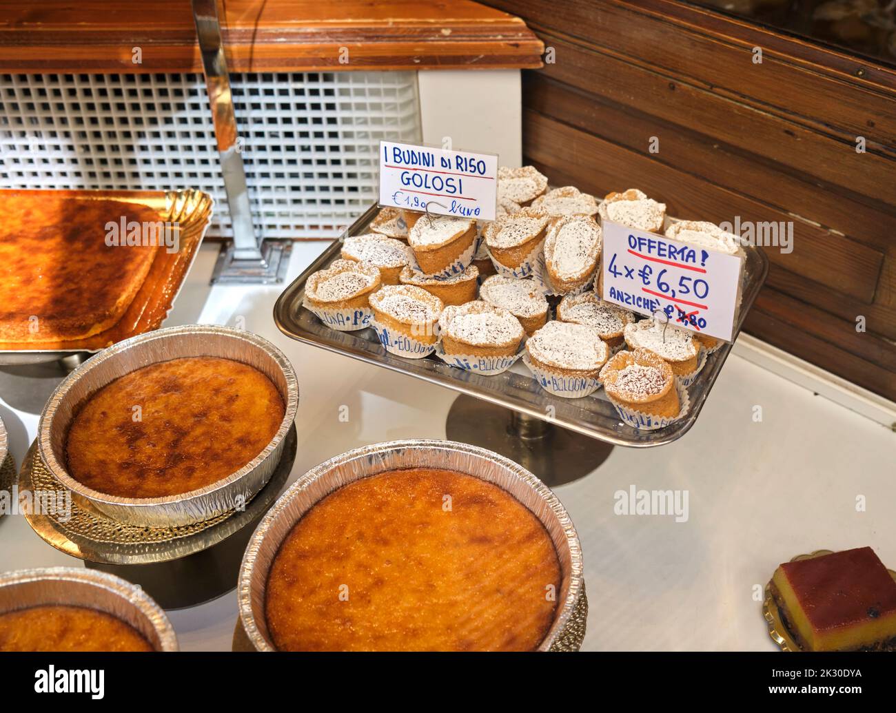 "Budini di riso Golos'i torte di torta di pasta di riso di specialità locali in mostra a Bologna Foto Stock