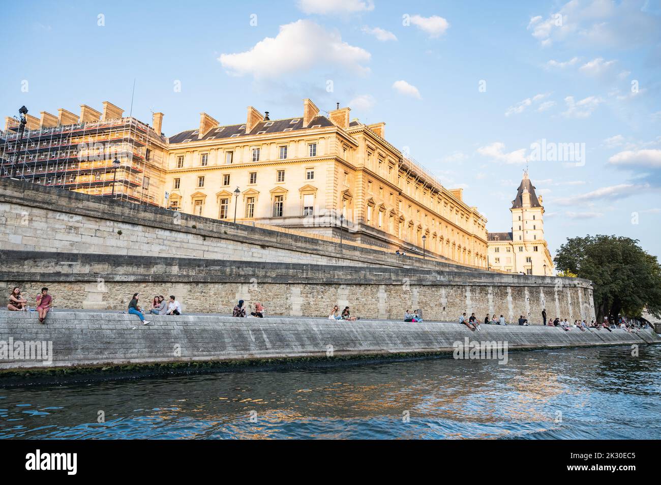 Parigi, Francia - 26 2022 agosto: Persone sulla riva della Senna a Parigi, vista degli edifici Foto Stock