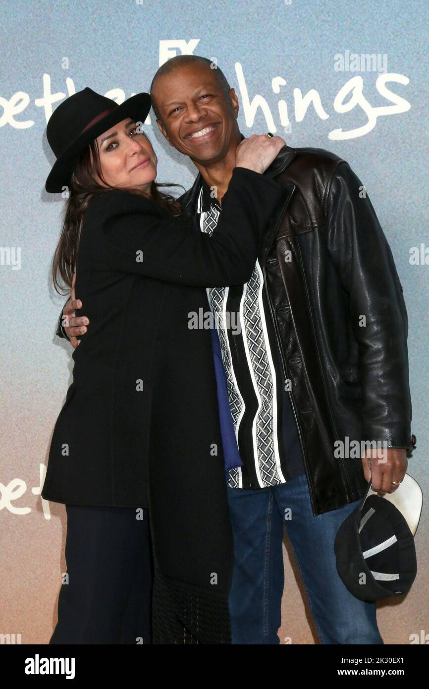 LOS ANGELES - 23 FEBBRAIO: Pamela Adlon, Phil Lamarr alla migliore Stagione 5 Premiere a Hollywood Forever il 23 febbraio 2022 a Los Angeles, CA con: Pamela Adlon, Phil Lamarr dove: Los Angeles, California, Stati Uniti quando: 23 febbraio 2022 credito: Nicky Nelson/WENN Foto Stock