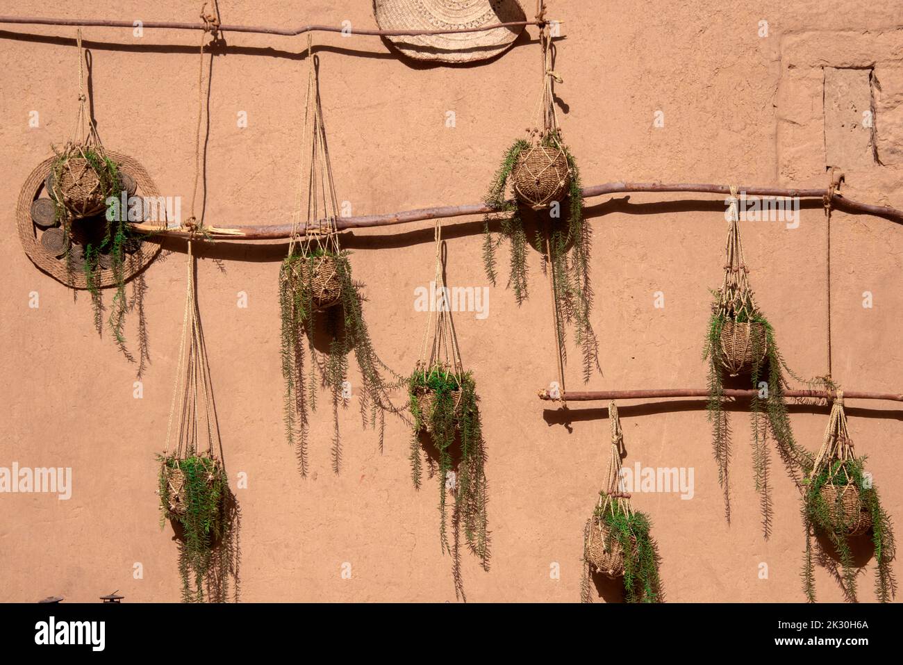 Cesti appesi parete Città Vecchia al Ula Arabia Saudita Foto Stock
