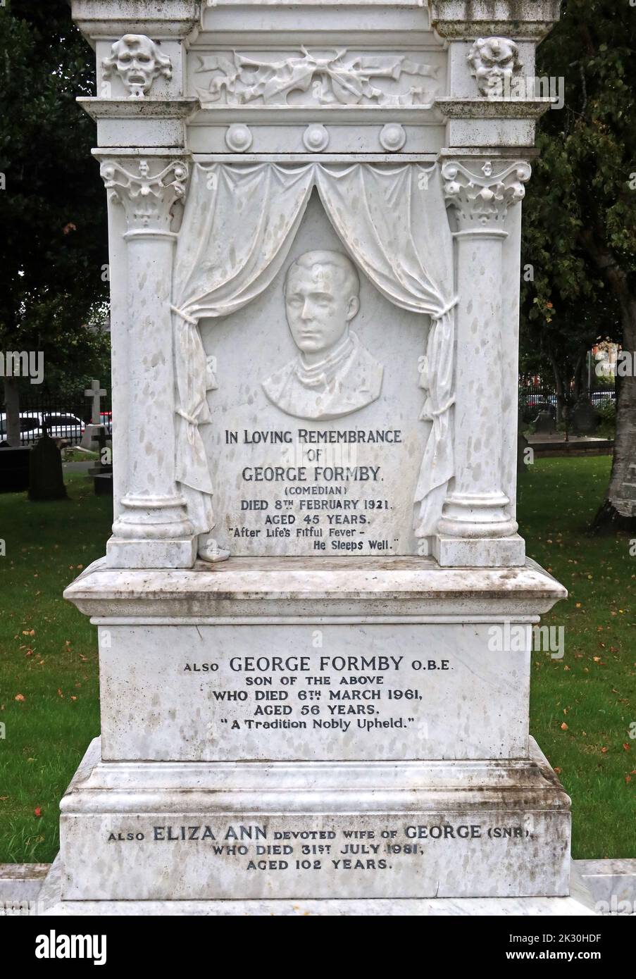 Ultimo luogo di riposo di George Formby e figlio intrattenitore, Warrington Cemetery, Manchester Road, Cheshire, Inghilterra, REGNO UNITO Foto Stock