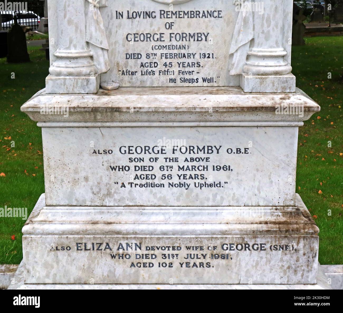 Ultimo luogo di riposo di George Formby e figlio intrattenitore, Warrington Cemetery, Manchester Road, Cheshire, Inghilterra, REGNO UNITO Foto Stock