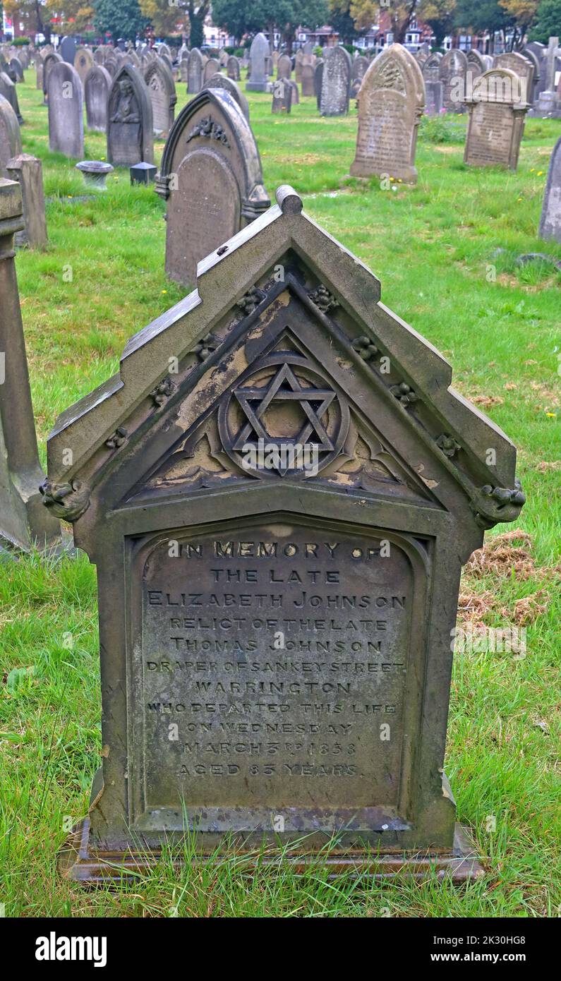 Lapide ebraica, Elizabeth Johnson, trasportatore di Sankey St, 1858 nel cimitero di Warrington, Manchester Road Foto Stock