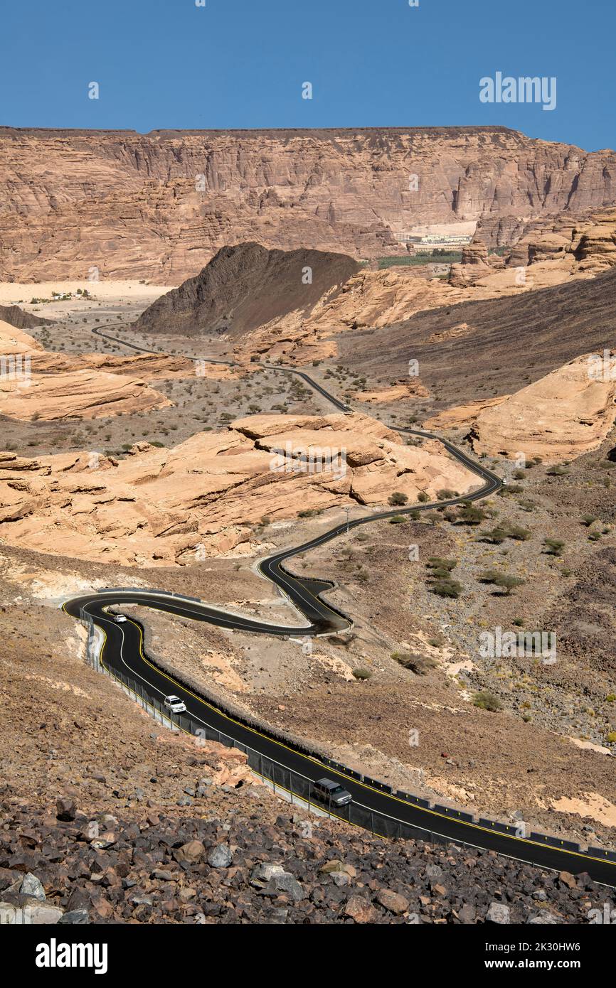 Birdeye vista vialeggiante strada a tornante per Harrat Viewpoint al Ula Arabia Saudita Foto Stock