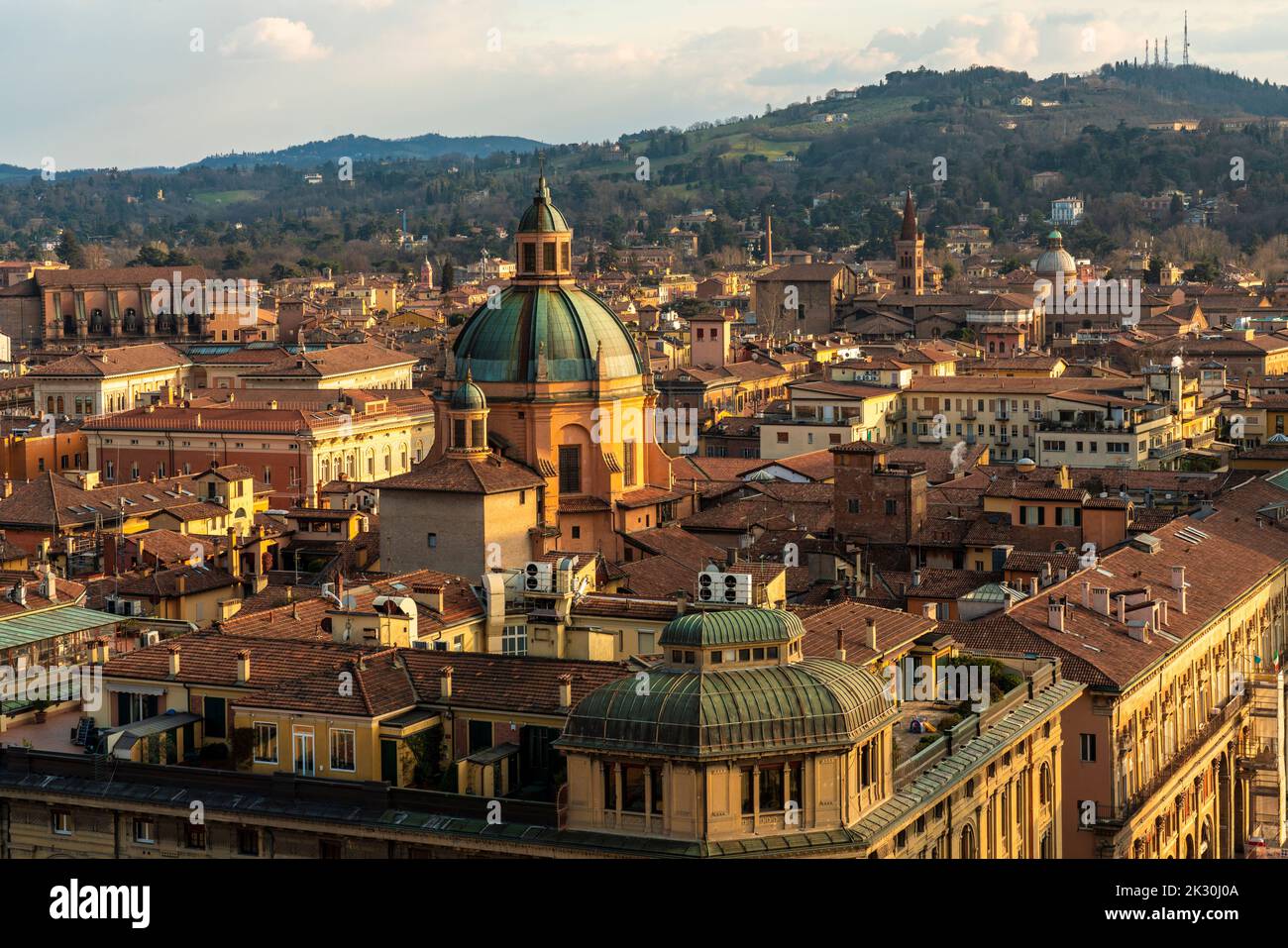 Italia, Emilia-Romagna, Bologna, cupola del Santuario di Santa Maria della vita e dei palazzi del centro storico Foto Stock