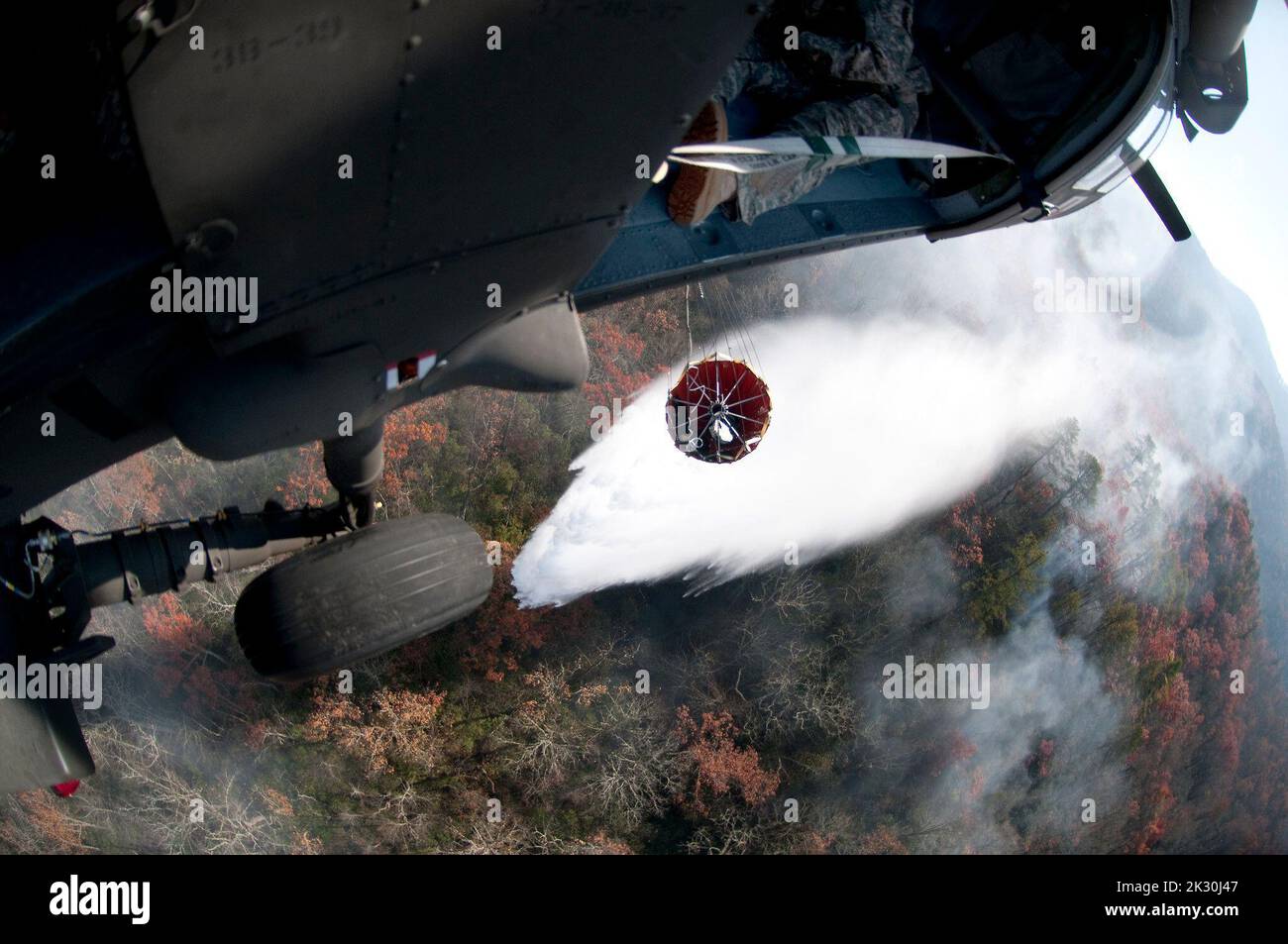 La Carolina del Sud esercito nazionale Guard CH-47 Chinook pesanti carichi di sollevamento per elicotteri e un UH-60L Falco nero medio sollevamento elicottero utility da 59th aviazione il comando delle truppe e gli equipaggi supportano la Carolina del Sud commissione forestale per contenere un incendio remota nei pressi di Table Rock, Pickens County, South Carolina, nov. 20, 2016. (U.S. Esercito nazionale Guard photo by Staff Sgt. Roberto Di Giovine) Foto Stock