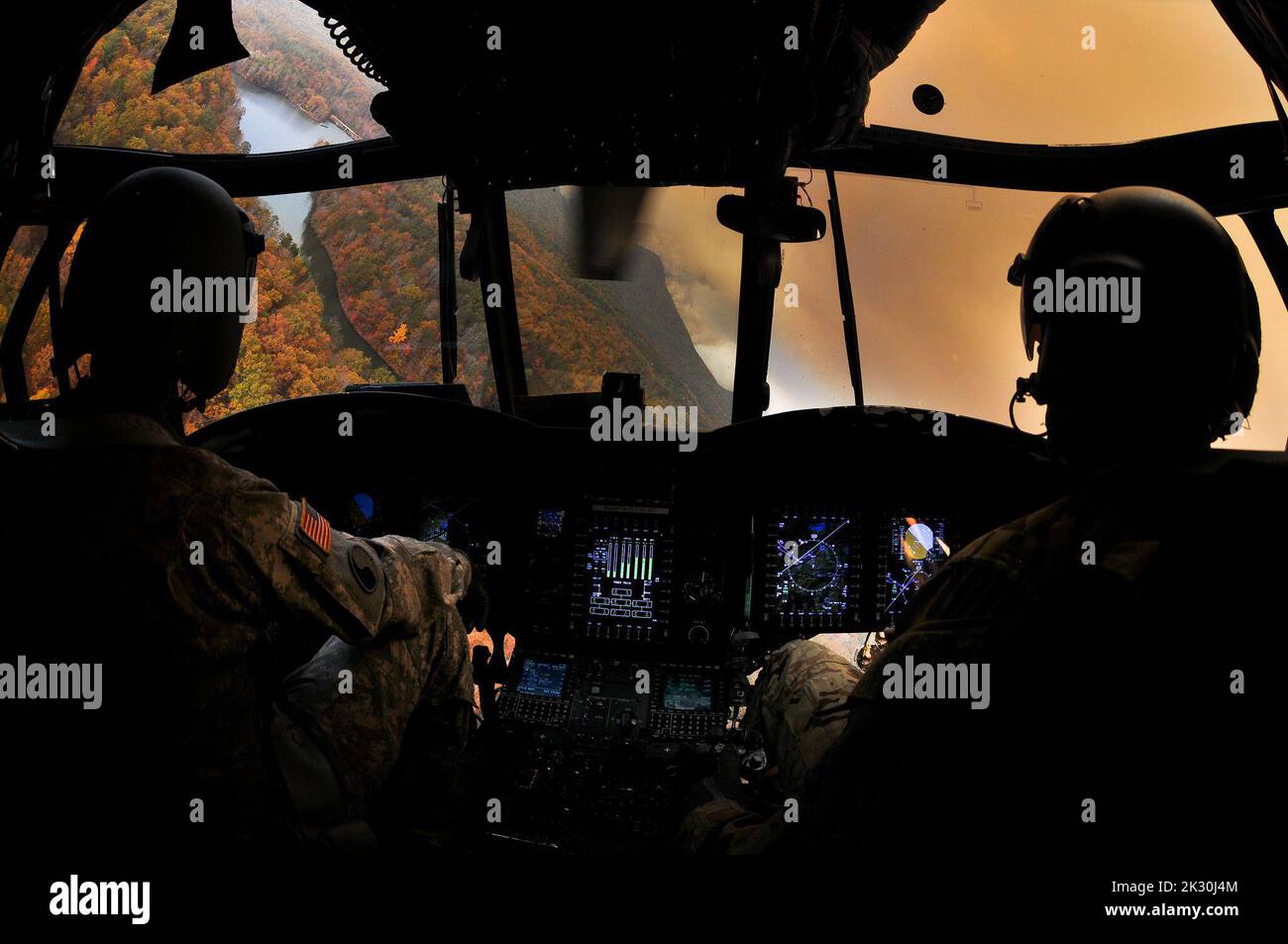 La Carolina del Sud esercito nazionale Guard CH-47 Chinook heavy-lift elicottero cargo assegnati ad un distacco 1, l'Azienda B, 2-238th supporto generale battaglione dell'aviazione e dell'equipaggio in base a Greenville, South Carolina sostenere la Carolina del Sud commissione forestale per contenere un incendio remoto vicino alla parte superiore di Pinnacle Montagna in Pickens County, South Carolina, nov. 17, 2016. Il velivolo è equipaggiato con un Bambi Bucket, che possono essere riempite con acqua disponibile per essere trasportato e scaricato sul fuoco. (U.S. Esercito nazionale Guard photo by Staff Sgt. Roberto Di Giovine) Foto Stock