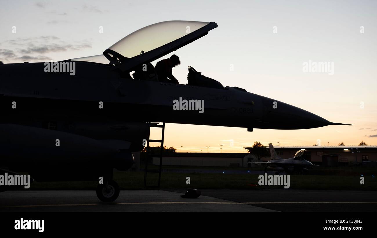 U.S. Air Force Airman 1st Class John Esquivel, 52nd Aircraft Maintenance Squadron Assistant dedicato capo equipaggio, servizi un F-16 Fighting Falcon assegnato al 480th Fighter Squadron presso la base aerea di Spangdahlem, Germania, 21 settembre 2022. I militari del 52nd AMXS lavorano regolarmente giorno e notte per mantenere gli aerei in condizioni di volo. (STATI UNITI Foto Air Force di Tech. SGT. Anthony Plyler) Foto Stock