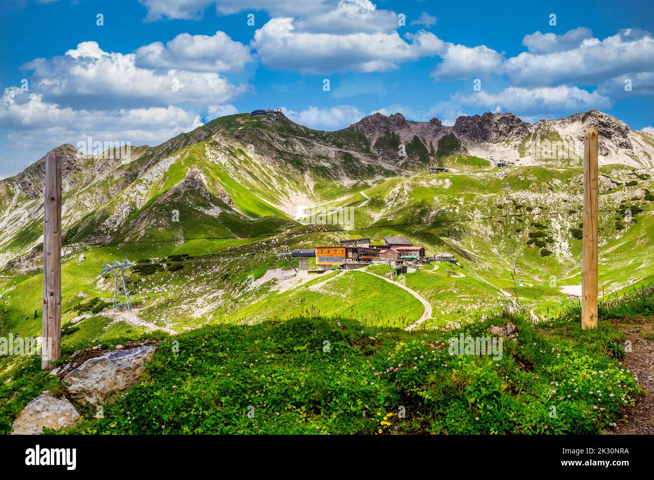 Germania, Baviera, stazione centrale e cima del Monte Nebelhorn in estate Foto Stock