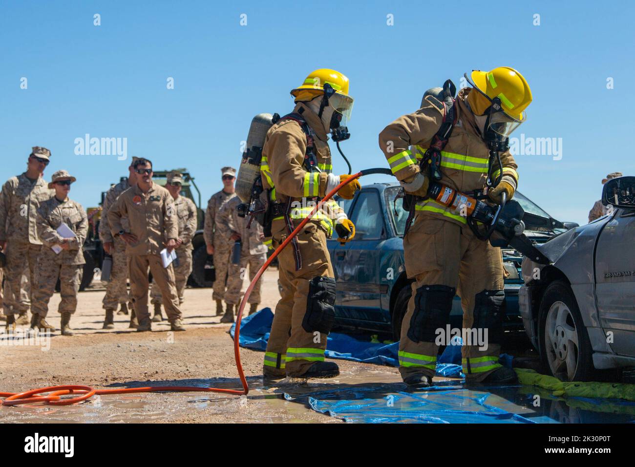 Corpo marino statunitense Lance CPL. Andrew Jones, di destra, di Riverhead, New York, uno specialista di combattimento e salvataggio di spedizione assegnato a Marine Wing Support Squadron 271, Marine Air Control Group 28, 2nd Marine Aircraft Wing, dimostra l'uso dello strumento di salvataggio di Jaws of Life durante il corso Weapons and Tactics Instructor (WTI) 1-23, Ospitato da Marine Aviation Weapons and Tactics Squadron One (MAWTS-1), presso Auxiliary Airfield II, vicino a Yuma, Arizona, 19 settembre 2022. WTI è un evento formativo di sette settimane organizzato da MAWTS-1, che offre formazione tattica avanzata standardizzata e certificazione dell'unità Foto Stock