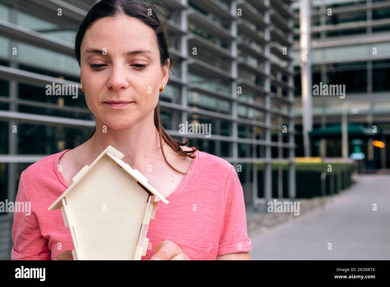 Donna con modello di casa da costruzione Foto Stock