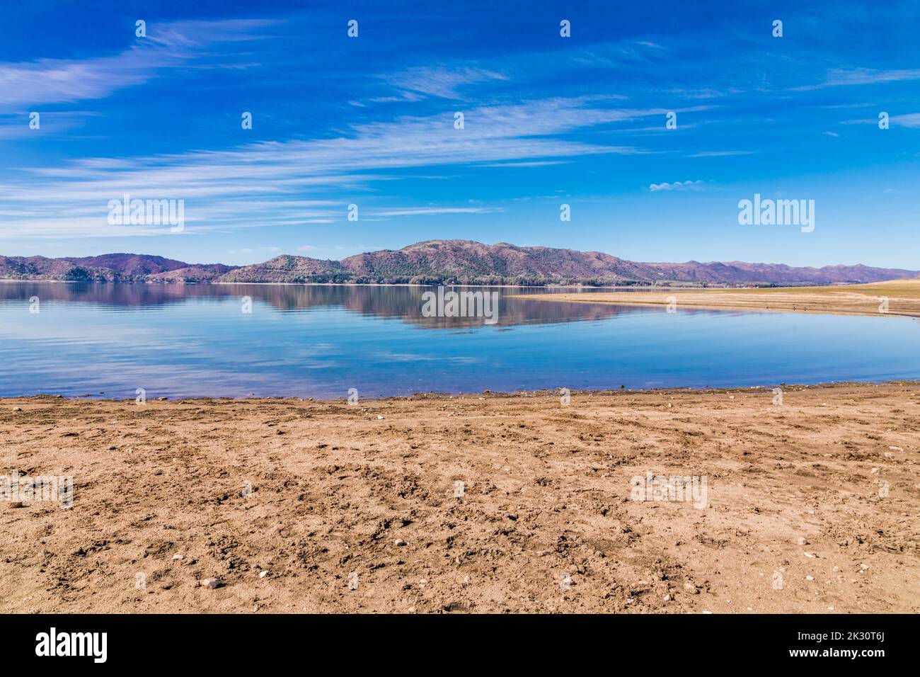 Argentina, Provincia di Cordoba, Potrero de Garay, riva del lago Los Molinos con le colline sullo sfondo Foto Stock