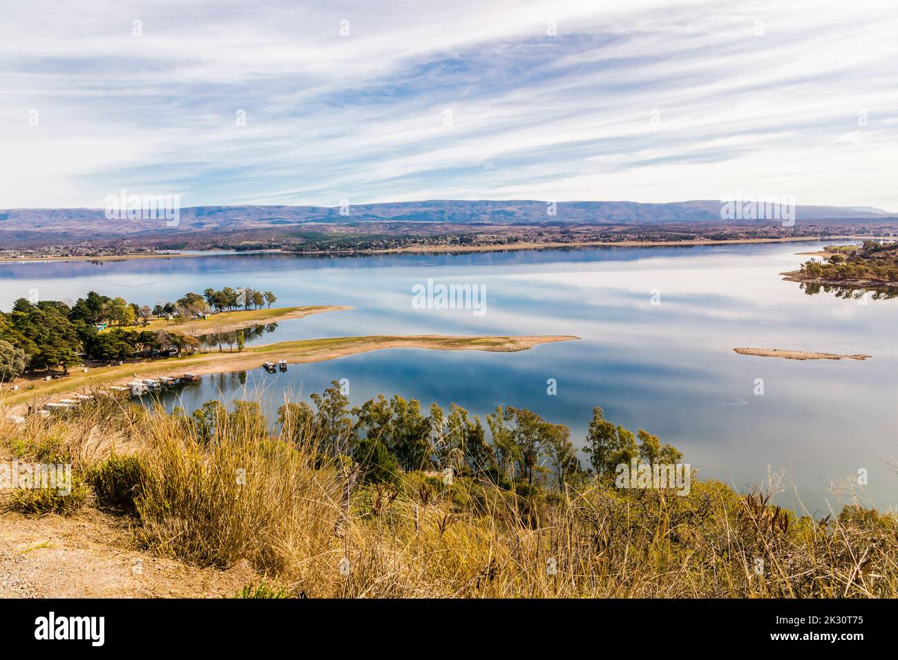 Argentina, Provincia di Cordoba, la Estancia, Shore del lago Los Molinos con le colline sullo sfondo Foto Stock