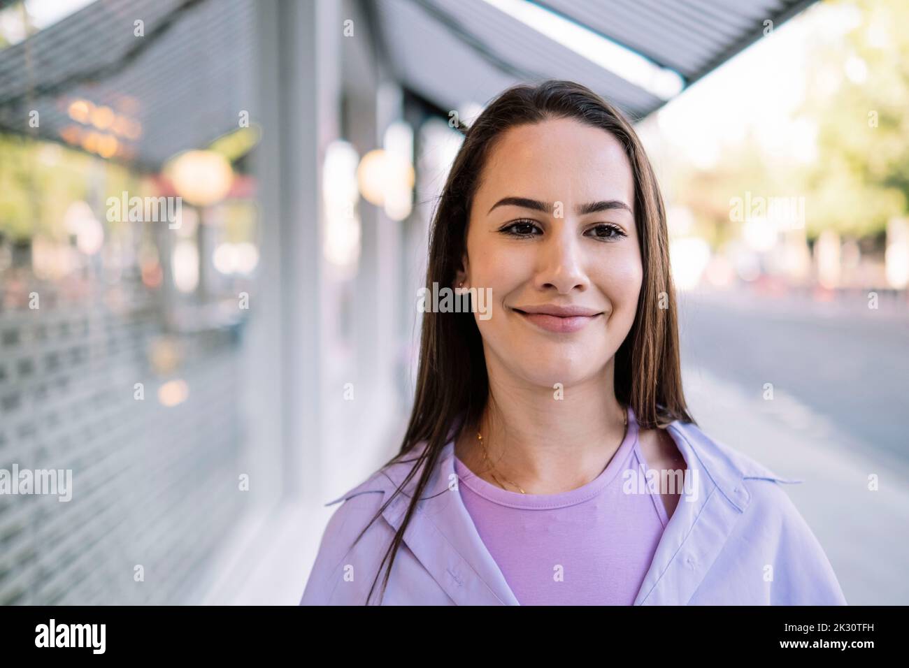 Sorridendo bella giovane donna da costruzione Foto Stock