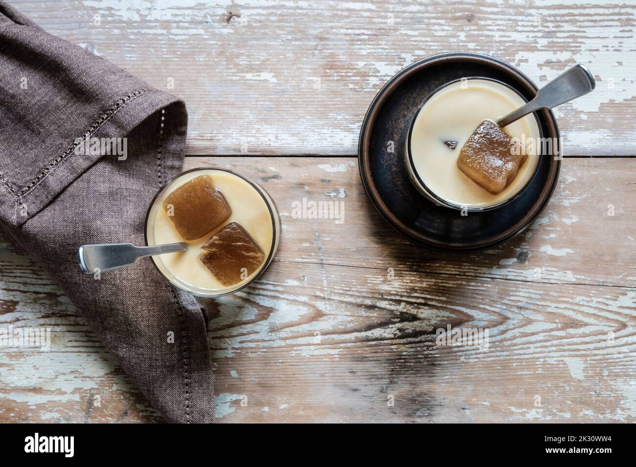 Due bicchieri di caffè vegano ghiacciato con latte d'avena Foto Stock