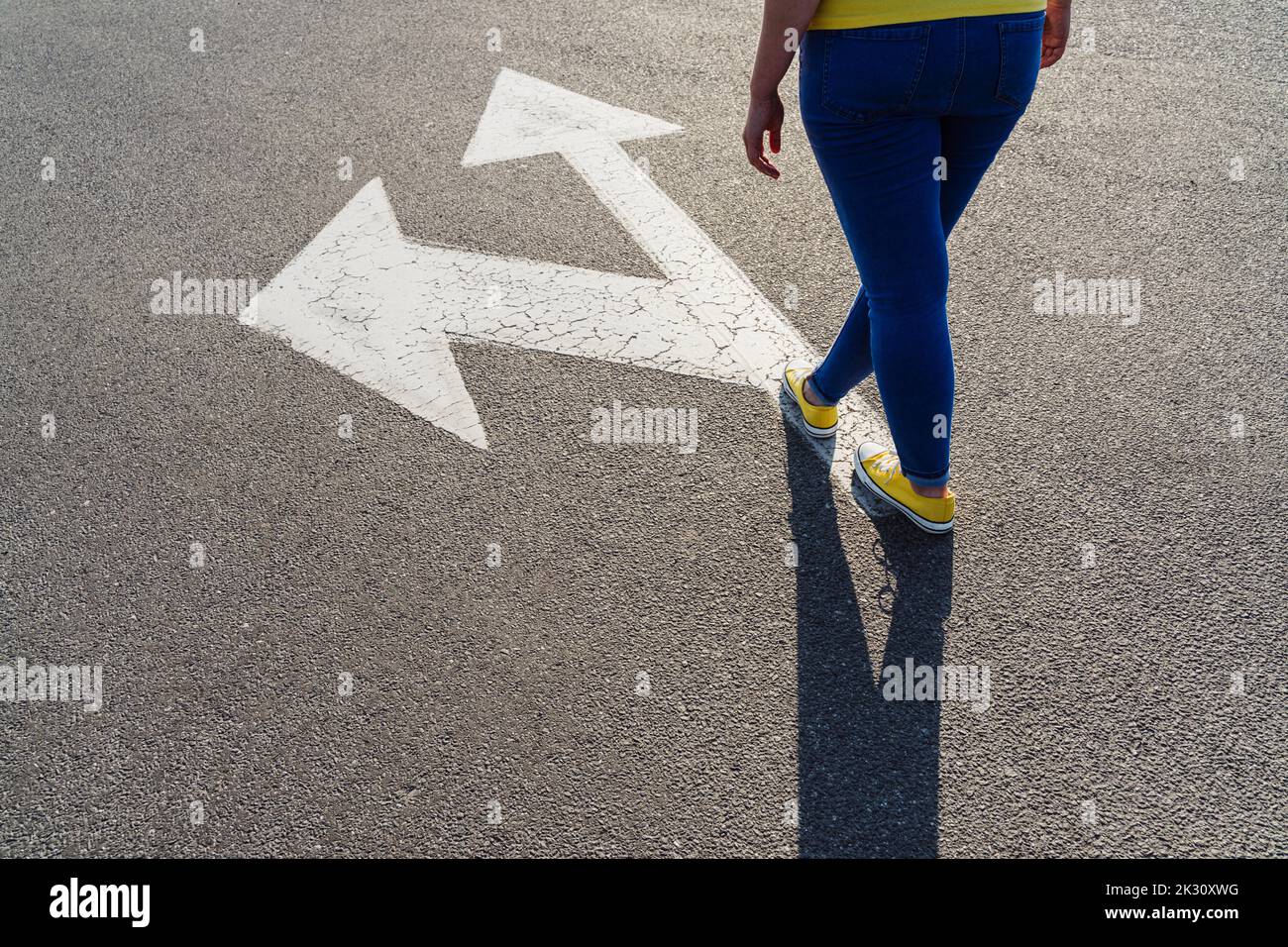 Donna in piedi sul simbolo della freccia Foto Stock