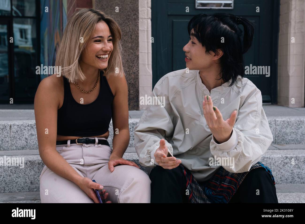 Giovane uomo e donna che parlano e si divertono l'uno con l'altro Foto Stock