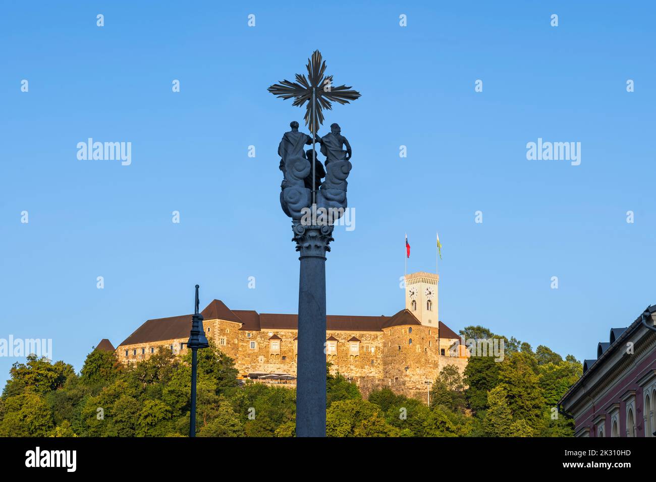 Slovenia, Lubiana, colonna della Trinità che si trova contro il Castello di Lubiana Foto Stock